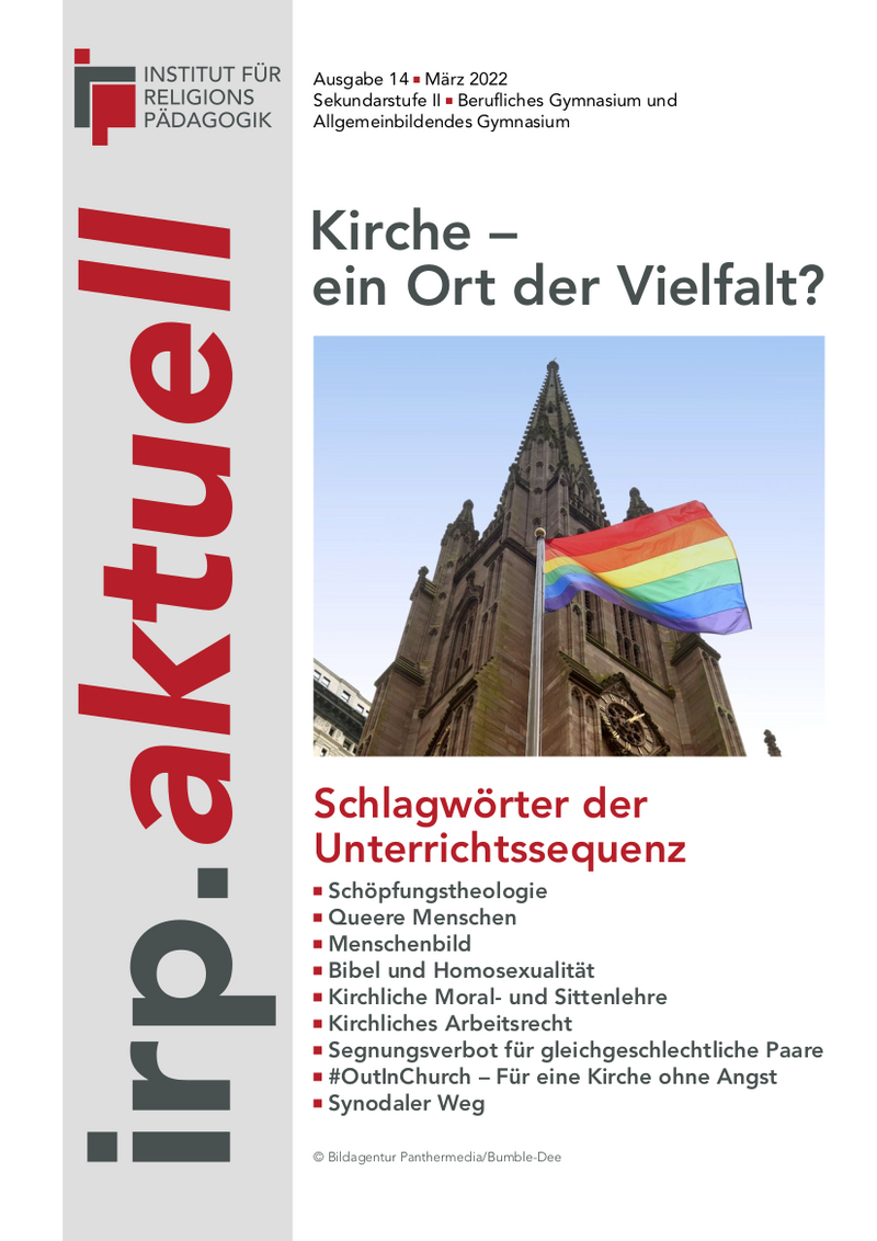 Kirchturm mit wehender Regenbogenfahne vor blauem Himmel auf der Titelseite der Zeitschrift 'irp.aktuell' mit dem Titel 'Kirche – ein Ort der Vielfalt?'