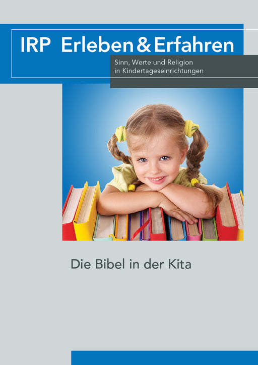 Oben und unten ist jeweils ein blauer Balken. In der Mitte ist ein Bild mit einem kleinen Kind. Das Kind trägt zwei Zöpfe, ein gelbes Kleid und legt ihre Arme auf nebeneinander gestellten, bunten Büchern ab.