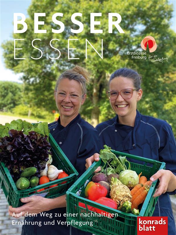 Cover vom Sonderheft BESSER ESSEN- Zwei Frauen stehen lächelnd draußen auf einem Weg und präsentieren stolz jeweils einen Korb mit verschiedenem Gemüse. Gurken, Salat, Karotten, Tomaten und Paprika sind darin. Beide Frauen tragen die Haare in einem Dutt zusammengemacht und eine Brille. Im Hintergrund sieht man viele Bäume und die Sonne scheinen.