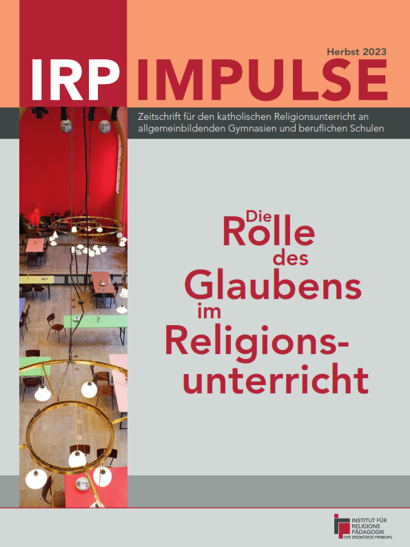Titelblatt der Zeitschrift 'IRP IMPULSE' Herbst 2023 mit Text 'Die Rolle des Glaubens im Religionsunterricht' und einem Foto von runden Kronleuchtern über einem Raum mit Tischen und Stühlen.