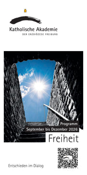 Titelseite des Programmhefts der Katholischen Akademie der Erzdiözese Freiburg für September bis Dezember 2026. Das Cover zeigt eine steinerne Treppe, die aus einem dunklen Durchgang ins helle Sonnenlicht führt. Das Schwerpunktthema lautet „Freiheit“. Ergänzt wird die Titelseite durch einen QR-Code sowie den Leitsatz „Entschieden im Dialog“.