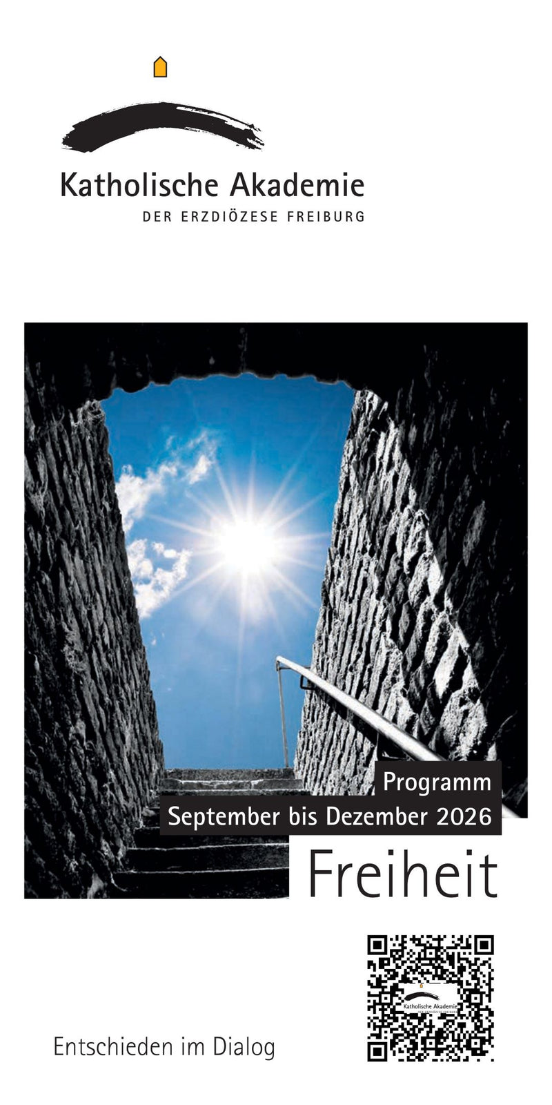 Titelseite des Programmhefts der Katholischen Akademie der Erzdiözese Freiburg für September bis Dezember 2026. Das Cover zeigt eine steinerne Treppe, die aus einem dunklen Durchgang ins helle Sonnenlicht führt. Das Schwerpunktthema lautet „Freiheit“. Ergänzt wird die Titelseite durch einen QR-Code sowie den Leitsatz „Entschieden im Dialog“.
