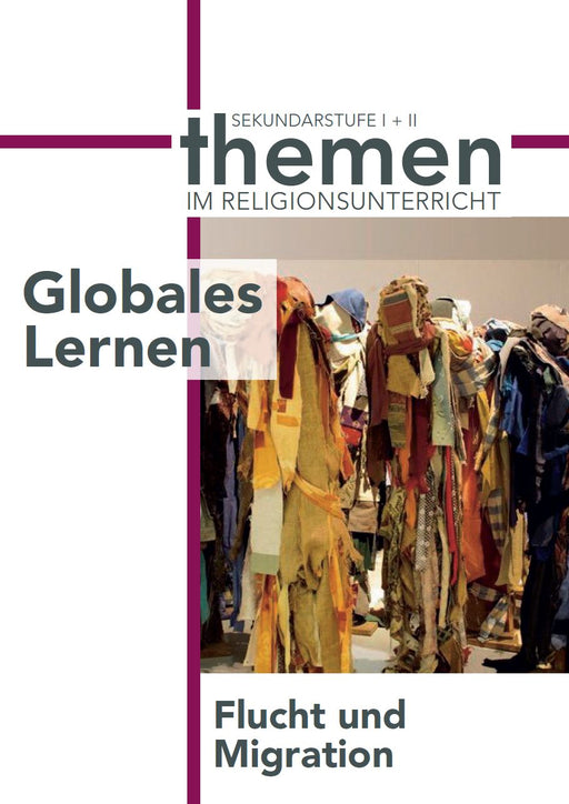Mehrere aufrecht stehende Figuren, bekleidet mit bunten, zerrissenen Stoffen, in einer Ausstellung oder Installation.