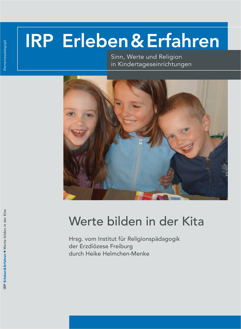Drei Kinder sitzen eng beieinander, zwei Mädchen und ein Junge, alle tragen bunte Kleidung.