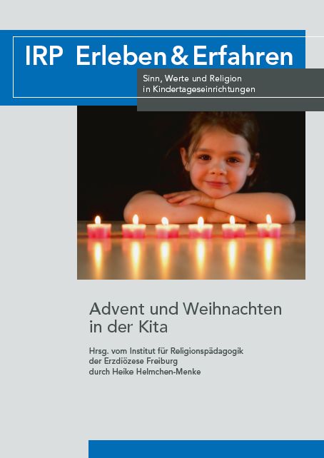 Kind lehnt mit verschränkten Armen auf einem Tisch, vor ihr brennen mehrere Kerzen in einer Reihe.