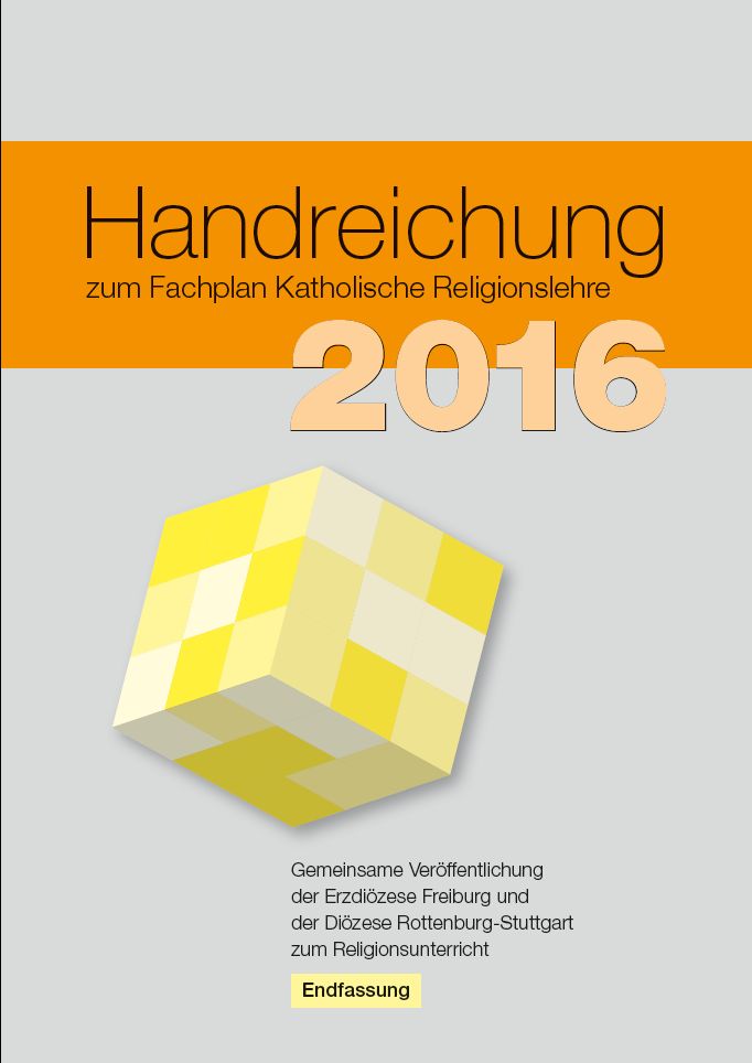 Titelblatt der Handreichung zum Fachplan Katholische Religionslehre 2016. Gemeinsame Veröffentlichung der Erzdiözese Freiburg und der Diözese Rottenburg-Stuttgart zum Religionsunterricht. Auf dem Cover ist ein gelb-weiß schattierter Würfel auf grauem Hintergrund abgebildet.
