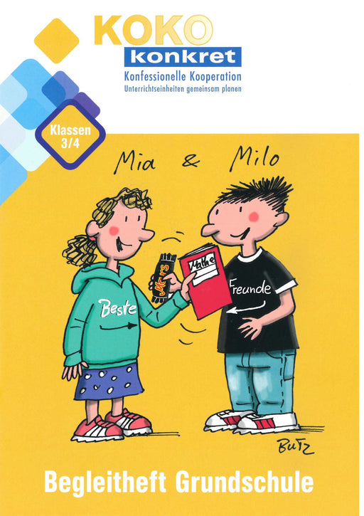 Zwei Kinder, ein Mädchen mit lockigem Haar in grünem Pullover mit Aufschrift Beste und ein Junge mit kurzen Haaren in schwarzem T-Shirt mit Aufschrift Freunde, halten gemeinsam ein rotes Heft mit Aufschrift KOKO.