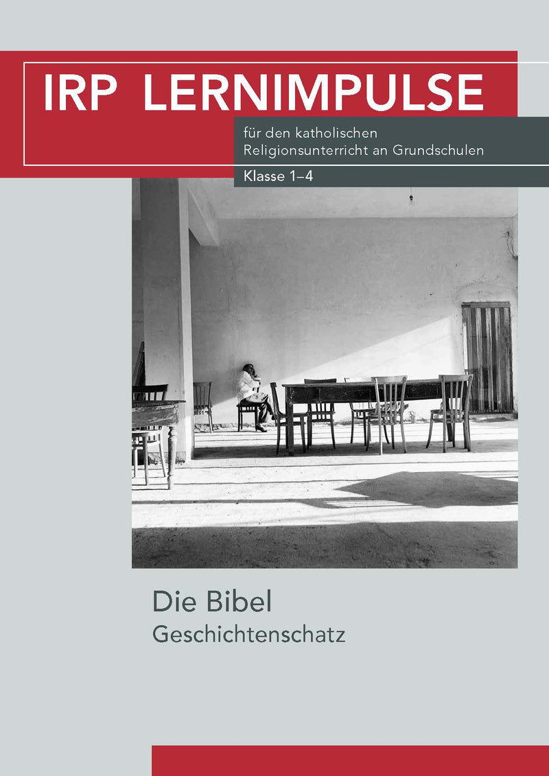 Schwarz-weiß-Foto eines leeren Raums mit mehreren Stühlen und einem Tisch, eine Person sitzt am Tisch. Text: 'IRP LERNIMPULSE für den katholischen Religionsunterricht an Grundschulen Klasse 1-4 Die Bibel Geschichtenschatz'.