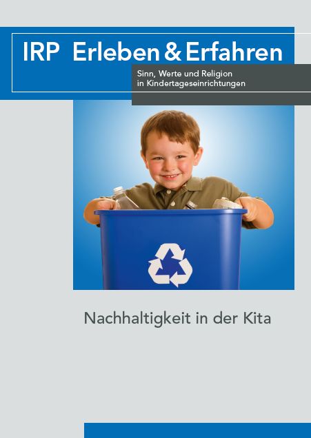 Kind hält blauen Recyclingbehälter mit weißem Recycling-Symbol vor blauem Hintergrund.