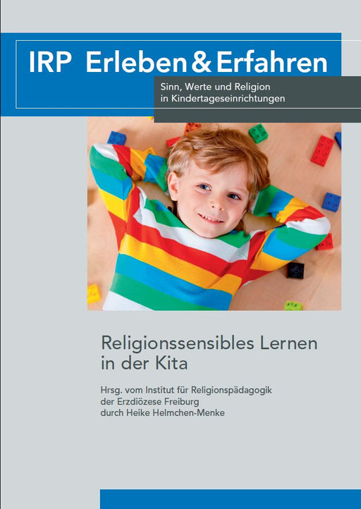Kind in buntem, gestreiftem Pullover liegt auf dem Rücken, umgeben von bunten Bausteinen.