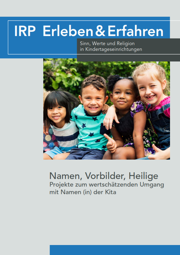 Vier Kinder sitzen eng nebeneinander, eines zeigt Daumen hoch, alle tragen bunte Kleidung, Hintergrund grüne Pflanzen.