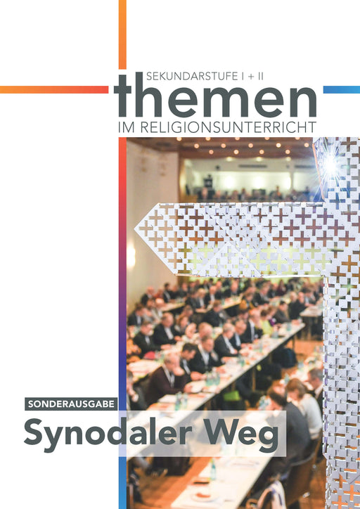 Konferenzraum mit vielen Personen an langen Tischen, darüber ein Pfeil mit Kreuzmuster, Text 'Sekundarstufe I + II Themen im Religionsunterricht', 'Sonderausgabe Synodaler Weg'.