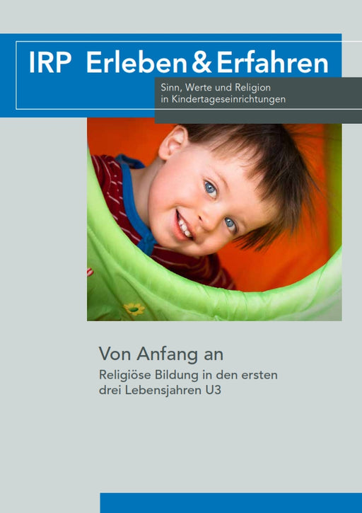 Kind mit braunen Haaren liegt in einer grünen Decke vor orangefarbenem Hintergrund.
