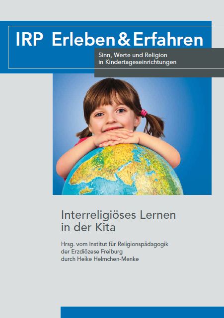 Kind mit Zöpfen hält eine Weltkugel vor sich, Titel 'IRP Erleben & Erfahren' und Untertitel 'Interreligiöses Lernen in der Kita' auf blauem Hintergrund.