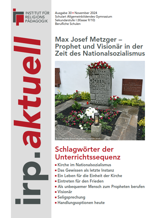 Grabstätte mit Gedenkstein und Blumenarrangements auf einem Friedhof