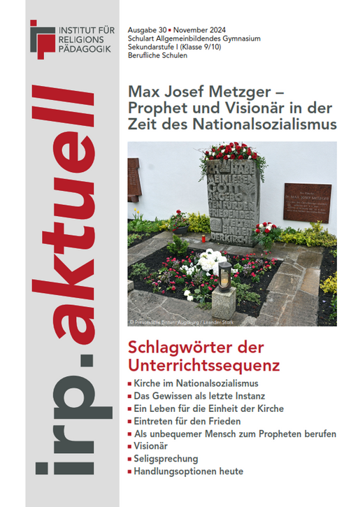 Grabstätte mit Gedenkstein und Blumenarrangements auf einem Friedhof