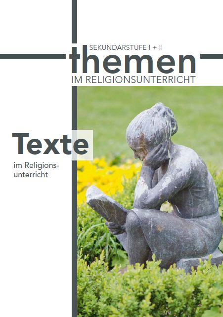 Bronzefigur eines sitzenden Kindes, das ein Buch liest, umgeben von grünen Pflanzen und gelben Blumen.