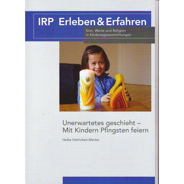 Kind sitzt an einem Tisch und hält zwei bunte, kerzenähnliche Objekte
