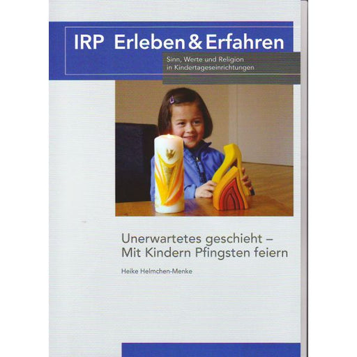 Kind sitzt an einem Tisch und hält zwei bunte, kerzenähnliche Objekte