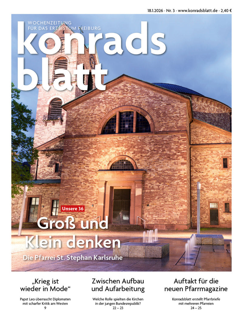Frontale Außenansicht einer Kirche mit großem Rundbogenportal und Rosettenfenster, davor Bäume und ein Weg, oben Zeitschriftentitel 'konradsblatt' und mehrere Textblöcke.