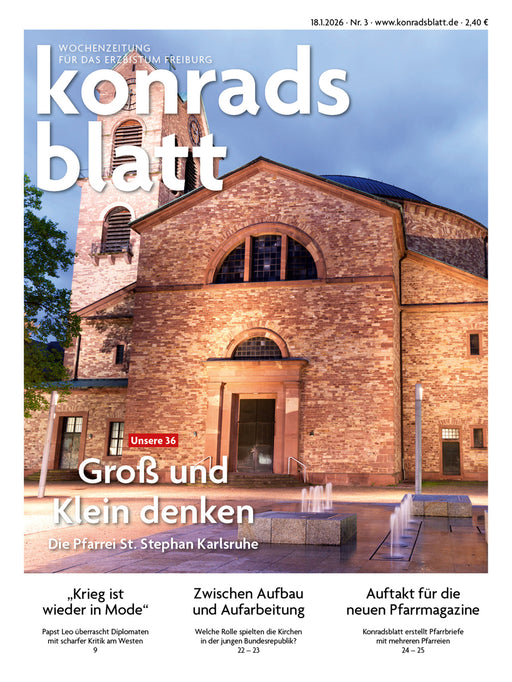 Frontale Außenansicht einer Kirche mit großem Rundbogenportal und Rosettenfenster, davor Bäume und ein Weg, oben Zeitschriftentitel 'konradsblatt' und mehrere Textblöcke.