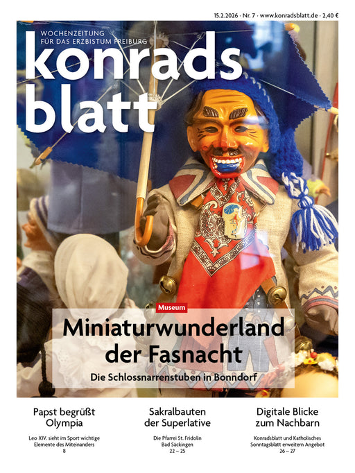 Titelblatt der „konradsblatt“ Wochenzeitung: Eine lächelnde Frau organisiert farbige Klebezettel an einer Glaswand.
