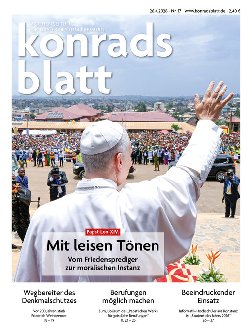 Titelseite des Konradsblatts Nr. 17/2026 mit Papst Leo XIV. vor großer Menschenmenge und dem Titelthema „Mit leisen Tönen“