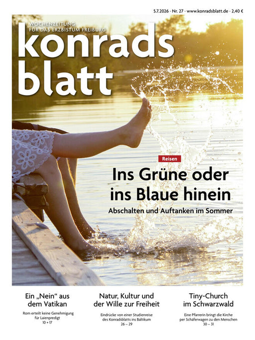 Titelseite der katholischen Wochenzeitung „Konradsblatt“ (Ausgabe vom 5. Juli 2026). Das sommerliche Titelbild zeigt eine Person an einem Steg, die ihre Beine ins Wasser hält. Die Titelgeschichte „Ins Grüne oder ins Blaue hinein“ widmet sich dem Abschalten und Auftanken im Sommer. Weitere Themen sind ein Vatikan-Entscheid zu einem Laienprojekt, eine Studienreise ins Baltikum und eine mobile „Tiny Church“ im Schwarzwald.