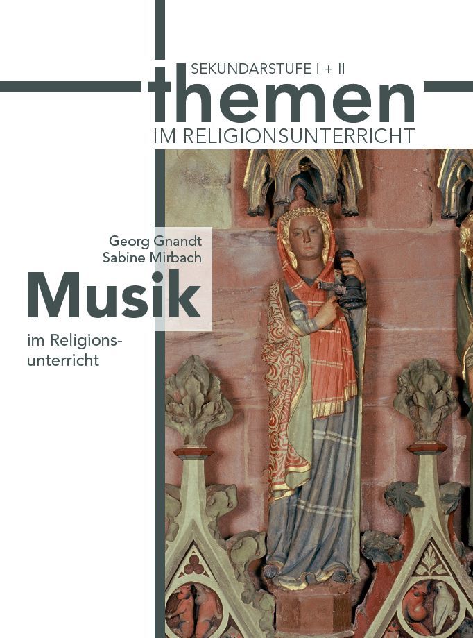 Skulptur einer stehenden weiblichen Figur mit Kind vor einer Wand mit gotischen Ornamenten