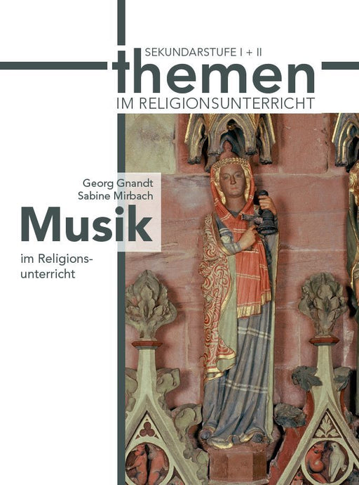 Skulptur einer stehenden weiblichen Figur mit Kind vor einer Wand mit gotischen Ornamenten