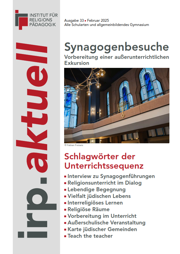 Blick in den Innenraum einer Synagoge mit Kronleuchter und bunten Glasfenstern