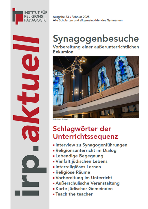 Blick in den Innenraum einer Synagoge mit Kronleuchter und bunten Glasfenstern